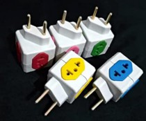 ADAPTADOR TOMADA CUBO 4 ENTRADAS - Distribuidora 12 de Outubro